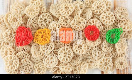 Top View Bunte Kerupuk Kembang Mawar Mentah oder Raw Rose Cracker, traditioneller indonesischer Cracker aus Strach, Hauptzutaten aus Seblak V Stockfoto