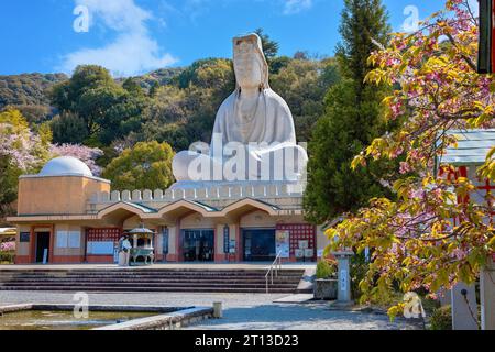 Kyoto, Japan - März 30 2023: Der Ryozen Kannon-Tempel ist ein Kriegsdenkmal, das den Gefallenen beiden Seiten des Pazifikkriegs gewidmet ist Stockfoto