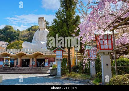 Kyoto, Japan - März 30 2023: Der Ryozen Kannon-Tempel ist ein Kriegsdenkmal, das den Gefallenen beiden Seiten des Pazifikkriegs gewidmet ist Stockfoto