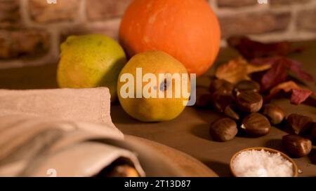 Gebratene Kastanien in einer Papiermembran, auf eine rustikale Küche Arbeitsplatte. Stockfoto