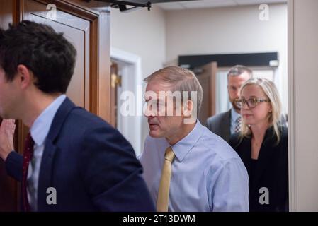 Der US-Repräsentant Jim Jordan Republican von Ohio verlässt am Dienstag, den 10. Oktober 2023, eine Sitzung bezüglich der Speakership im Rayburn House Office Building. Jordan nahm an dem Rennen um die Speakership gegen Steve Scalise Republikaner aus Louisiana Teil, der unter anderem aus dem United States House scheiterte. Copyright: XAnnabellexGordonx/xCNPx/MediaPunchx Credit: Imago/Alamy Live News Stockfoto