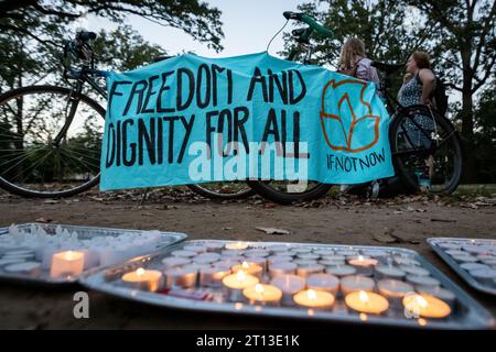 Washington, Usa. Oktober 2023. Kerzen sitzen unter einem Banner während einer Mahnwache, die von if Not Now veranstaltet wird, um israelische und palästinensische Opfer der jahrzehntelangen Gewalt im Nahen Osten zu ehren. (Foto: Allison Bailey/NurPhoto) Credit: NurPhoto SRL/Alamy Live News Stockfoto