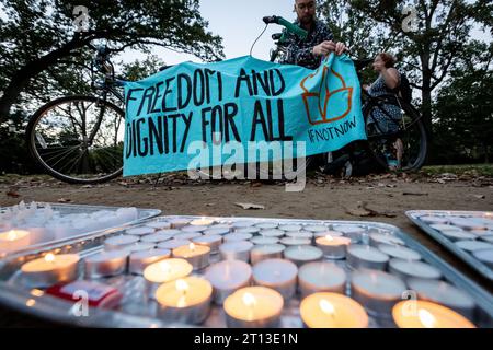 Washington, Usa. Oktober 2023. Ein Freiwilliger organisiert während einer Mahnwache bei Kerzenlicht, die von if Not Now veranstaltet wird, ein Banner, um israelische und palästinensische Opfer der jahrzehntelangen Gewalt im Nahen Osten zu ehren. (Foto: Allison Bailey/NurPhoto) Credit: NurPhoto SRL/Alamy Live News Stockfoto