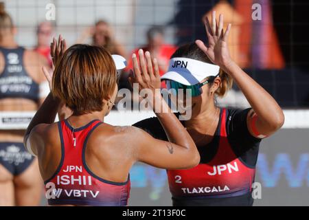 Tlaxcala, Mexiko. Oktober 2023. Sayaka Mizoe (L) und Miki Ishii aus Japan feierten während des Beachvolleyball-WM-Spiels der Frauen zwischen Litauen und Japan. Am 10. Oktober 2023 in Tlaxcala, Mexiko. (Kreditbild: © Essene Hernandez/OKULARIS via ZUMA Press Wire) NUR REDAKTIONELLE VERWENDUNG! Nicht für kommerzielle ZWECKE! Stockfoto