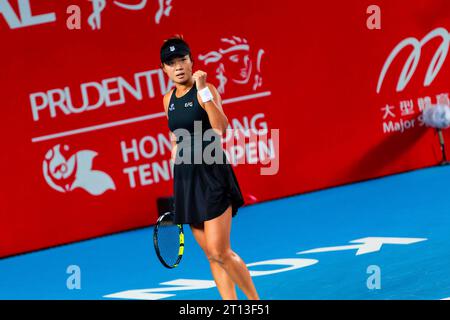 Hongkong, China. Oktober 2023. Eudice Chong aus Hong Kong China spielt während der 1. Runde der Singles Main Unentschieden gegen Priscilla Hon aus Australien am 4. Tag des Prudential Hong Kong Tennis Open 2023 im Hong Kong Victoria Park Tennis Stadium. Endpunktzahl: Priscilla Hon 2:1 Eudice Chong. Quelle: SOPA Images Limited/Alamy Live News Stockfoto