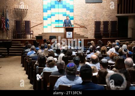 10. Oktober 2023, Dallas, Texas: Fast 2.000 Gäste und Freunde der jüdischen Gemeinde Dallas TX nahmen am Dienstagabend an einer Solidaritätskundgebung Israels Teil. Die Veranstaltung wurde von der Jüdischen Föderation Dallas gesponsert und fand im Tempel Emanu-El statt. Igor Alterman, Präsident/CEO der Dallas Feeration, kündigte eine Viertelmillionen Dollar-Matching-Fund-Herausforderung an, um Gelder zu verwenden, um Israelis zu helfen, die vom Hamas-Angriff betroffen sind. 1973, nach dem Jom-Kippur-Krieg, sammelte die Dallas Federation mehr als eine Million Dollar. (Kreditbild: © AVI Adelman/ZUMA Press Wire) NUR REDAKTIONELLE VERWENDUNG! Nicht Stockfoto