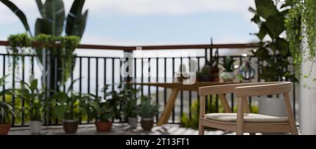 Ein Holzsessel auf einem Balkon mit kleinem Garten mit verschiedenen Pflanzen im Freien. Heim-Balkon, Heim-Entspannungsbereich. 3D-Rendering, 3D-Abbildung Stockfoto