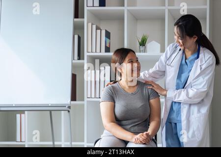Lächelnde junge Krankenschwester-Touch-Komfort reifer Kaukasischer Patient im modernen Privatkrankenhaus Stockfoto
