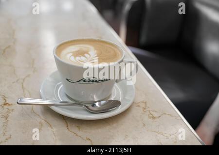 Eine Tasse Latte Macchiato im berühmten Café Slavia, dem Treffpunkt von Künstlern und Prominenten in Prag Stockfoto