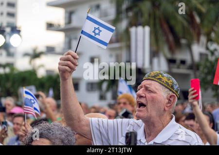 Miami Beach, Florida, USA. Oktober 2023. Mitglieder der jüdischen Gemeinde und ihre Verbündeten versammelten sich am Holocaust Memorial in Miami Beach zu einer israelischen Solidaritätskundgebung gegen den Terrorismus. Miami Beach, Florida am 10. Oktober 2023. (Kreditbild: © Ronen Tivony/ZUMA Press Wire) NUR REDAKTIONELLE VERWENDUNG! Nicht für kommerzielle ZWECKE! Stockfoto