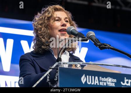 Linda Mirels, Präsidentin der UJA Federation, spricht am 10. Oktober 2023 während der New Yorker Stände mit Israel Vigil und Rally auf der Dag Hammarskjold Plaza in New York Stockfoto