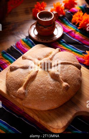 Pan de Muerto. Typisch mexikanisches Süßbrot, das in der Zeit des Todes verzehrt wird. Es ist ein Hauptelement in den Altären und Opfergaben in Stockfoto