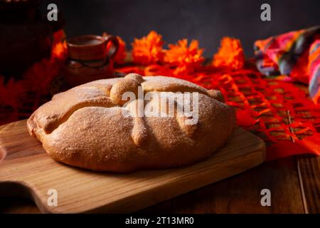 Pan de Muerto. Typisch mexikanisches Süßbrot, das in der Zeit des Todes verzehrt wird. Es ist ein Hauptelement in den Altären und Opfergaben in Stockfoto