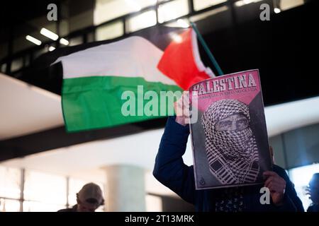 Bogota, Kolumbien. Oktober 2023. Anhänger Palästinas sammeln sich am 10. Oktober 2023 vor der israelischen Botschaft in Bogota, Kolumbien, indem sie palästinensische Fahnen und Banner schwenken. Foto: Chepa Beltran/Long Visual Press Credit: Long Visual Press/Alamy Live News Stockfoto