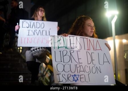 Bogota, Kolumbien. Oktober 2023. Anhänger Palästinas sammeln sich am 10. Oktober 2023 vor der israelischen Botschaft in Bogota, Kolumbien, indem sie palästinensische Fahnen und Banner schwenken. Foto: Chepa Beltran/Long Visual Press Credit: Long Visual Press/Alamy Live News Stockfoto