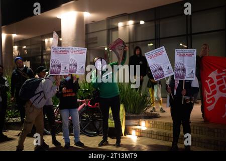 Bogota, Kolumbien. Oktober 2023. Anhänger Palästinas sammeln sich am 10. Oktober 2023 vor der israelischen Botschaft in Bogota, Kolumbien, indem sie palästinensische Fahnen und Banner schwenken. Foto: Chepa Beltran/Long Visual Press Credit: Long Visual Press/Alamy Live News Stockfoto