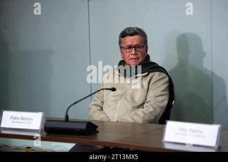 Bogota, Kolumbien. Oktober 2023. Der Chefunterhändler der Guerillagruppe der Nationalen Befreiungsarmee (ELN), Israel Ramirez Pineda, auch bekannt als Pablo Beltran, während einer gemeinsamen Erklärung über den Fortschritt des Friedensprozesses zwischen der kolumbianischen Regierung und der Nationalen Befreiungsarmee im Gebäude der Vereinten Nationen in Bogota, Kolumbien, am 10. Oktober 2023. Foto: Chepa Beltran/Long Visual Press Credit: Long Visual Press/Alamy Live News Stockfoto