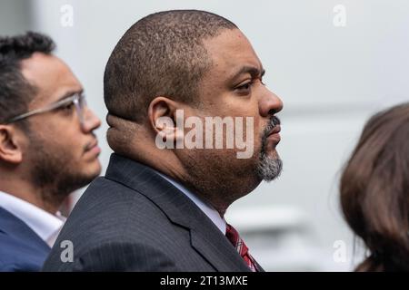Der Bezirksstaatsanwalt Alvin Bragg besucht am 10. Oktober 2023 die New Yorker Stände mit Israel Vigil und Rally am Dag Hammarskjold Plaza in New York Stockfoto