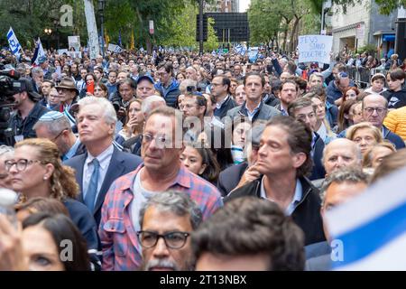 New York, Usa. Oktober 2023. NEW YORK, NEW YORK - 10. OKTOBER: Tausende nehmen an einer Mahnwache „New York Stands with Israel“ Teil und treffen am 10. Oktober 2023 in New York City. Im ganzen Land und auf der ganzen Welt nehmen Anhänger Israels an Versammlungen Teil, um ihre Unterstützung für Israel zu zeigen, nachdem am vergangenen Wochenende Angriffe palästinensischer Militanten angegriffen wurden, bei denen Hunderte von Zivilisten getötet und über hundert Geiseln in den Gazastreifen gebracht wurden. Quelle: Ron Adar/Alamy Live News Stockfoto