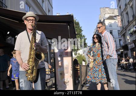 FRANKREICH. PARIS (75) 6. BEZIRK. SAINT-GERMAIN-DES PRES-VIERTEL. BUCI STREET. JAZZMUSIKER MACHEN DIE SUCHE VOR DEM CAFE RESTAURANTS TERR Stockfoto
