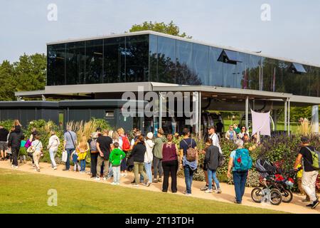 BUGA Bundesgartenschau Mannheim 2023: Die BUGA geht an diesem Tag zu Ende. Viele Besucherinnen und Besucher nutzen die Gelegenheit für eine allerletzte Fahrt mit der Gondel vom Luisenpark zum Spinellipark. Es bildete sich eine sehr lange Warteschlange *** BUGA Bundesgartenschau Mannheim 2023 die BUGA geht zu Ende an diesem Tag nutzten viele Besucher die Gelegenheit für eine allerletzte Gondelfahrt vom Luisenpark zum Spinelli Park Eine sehr lange Warteschlange entstand Copyright: xx Credit: Imago/Alamy Live News Stockfoto