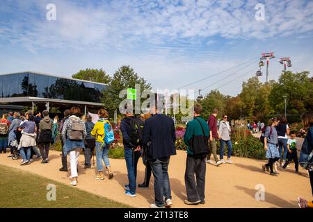 BUGA Bundesgartenschau Mannheim 2023: Die BUGA geht an diesem Tag zu Ende. Viele Besucherinnen und Besucher nutzen die Gelegenheit für eine allerletzte Fahrt mit der Gondel vom Luisenpark zum Spinellipark. Es bildete sich eine sehr lange Warteschlange *** BUGA Bundesgartenschau Mannheim 2023 die BUGA geht zu Ende an diesem Tag nutzten viele Besucher die Gelegenheit für eine allerletzte Gondelfahrt vom Luisenpark zum Spinelli Park Eine sehr lange Warteschlange entstand Copyright: xx Credit: Imago/Alamy Live News Stockfoto