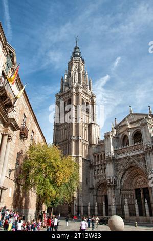 Kathedrale von Toledo, eine hochgotische Kathedrale aus dem 13. Jahrhundert, die der Kathedrale von Bourges nachempfunden ist, von der Plaza del Ayuntamiento. Oktober 2009 Stockfoto