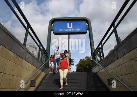 Berlin/Brandenburg/Deutschland/10. AUGUST 2018. / Visotoren bei Bernauer Strsse trans Staion auf Bernauer Strass berlingwand Locarions in Brandenburg Berlkin ( Foto von Francis Joseph Dean / Dekan Bilder ) Stockfoto