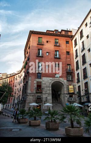 Arco de Cuchilleros, historischer Bogen, der zum Plaza Mayor aus dem 16. Jahrhundert führt. Madrid, Spanien, Oktober 2009. Stockfoto