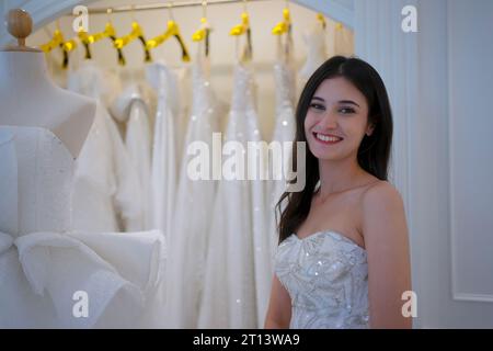 Die Braut probiert ihr Kleid im Studio an. Hochzeitszeremonie und Lifestyle-Konzept. Stockfoto