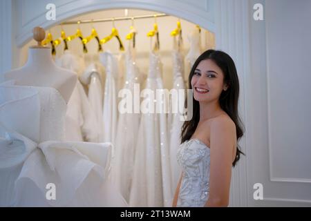 Die Braut probiert ihr Kleid im Studio an. Hochzeitszeremonie und Lifestyle-Konzept. Stockfoto