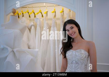 Die Braut probiert ihr Kleid im Studio an. Hochzeitszeremonie und Lifestyle-Konzept. Stockfoto