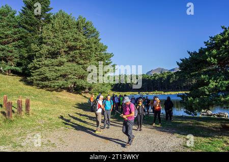 Senior Trekking Gruppe, Bassa d'Oles, Montcorbison, Aran-Tal, Provinz Lérida, Spanien Stockfoto