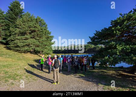 Senior Trekking Gruppe, Bassa d'Oles, Montcorbison, Aran-Tal, Provinz Lérida, Spanien Stockfoto