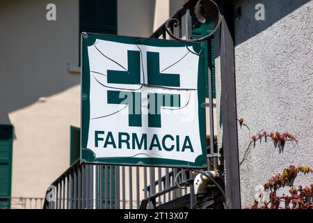 farmacia italienischer Logotext in italien bedeutet auf der Fassade des Wandgebäudes, Apotheke Stockfoto