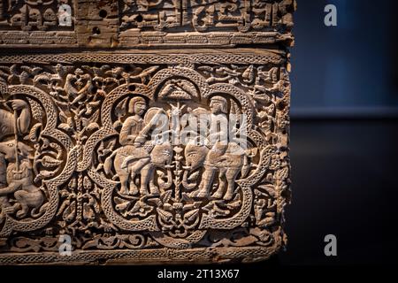 Krieger auf Elefanten, Spanisch-arabische Brust des Klosters Leire, 1004 nach Christus. Hergestellt in der Werkstatt Madinat Al-Zahira, Museum of Navarra Stockfoto