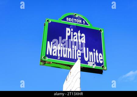 Wunderschönes altes Straßenschild mit der Piata Natiunile Unite (Platz der Vereinten Nationen) in einer Straße im Stadtzentrum von Bukarest, Rumänien, i. Stockfoto