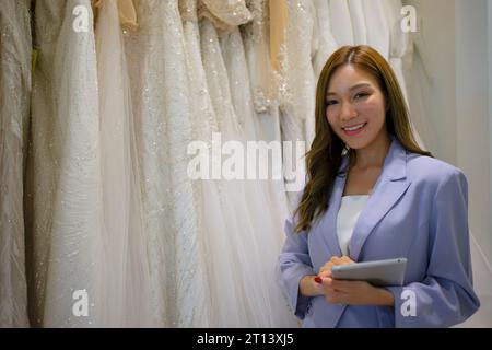 Unternehmer Check Hochzeitskleid im Geschäft. Designer-, Mode- und Geschäftskonzept. Stockfoto