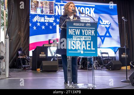 New York, Usa. Oktober 2023. Linda Mirels, Präsidentin der UJA Federation of New York, spricht bei einer Mahnwache „New York steht mit Israel“ am 10. Oktober 2023 in New York City. Im ganzen Land und auf der ganzen Welt nehmen Anhänger Israels an Versammlungen Teil, um ihre Unterstützung für Israel zu zeigen, nachdem am vergangenen Wochenende Angriffe palästinensischer Militanten angegriffen wurden, bei denen Hunderte von Zivilisten getötet und über hundert Geiseln in den Gazastreifen gebracht wurden. Quelle: SOPA Images Limited/Alamy Live News Stockfoto