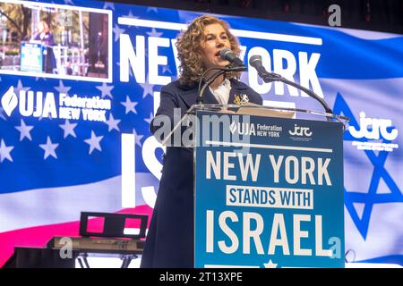 New York, Usa. Oktober 2023. Linda Mirels, Präsidentin der UJA Federation of New York, spricht bei einer Mahnwache „New York steht mit Israel“ am 10. Oktober 2023 in New York City. Im ganzen Land und auf der ganzen Welt nehmen Anhänger Israels an Versammlungen Teil, um ihre Unterstützung für Israel zu zeigen, nachdem am vergangenen Wochenende Angriffe palästinensischer Militanten angegriffen wurden, bei denen Hunderte von Zivilisten getötet und über hundert Geiseln in den Gazastreifen gebracht wurden. Quelle: SOPA Images Limited/Alamy Live News Stockfoto