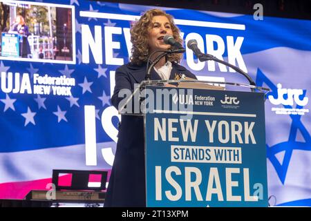 New York, Usa. Oktober 2023. Linda Mirels, Präsidentin der UJA Federation of New York, spricht bei einer Mahnwache „New York steht mit Israel“ am 10. Oktober 2023 in New York City. Im ganzen Land und auf der ganzen Welt nehmen Anhänger Israels an Versammlungen Teil, um ihre Unterstützung für Israel zu zeigen, nachdem am vergangenen Wochenende Angriffe palästinensischer Militanten angegriffen wurden, bei denen Hunderte von Zivilisten getötet und über hundert Geiseln in den Gazastreifen gebracht wurden. Quelle: SOPA Images Limited/Alamy Live News Stockfoto