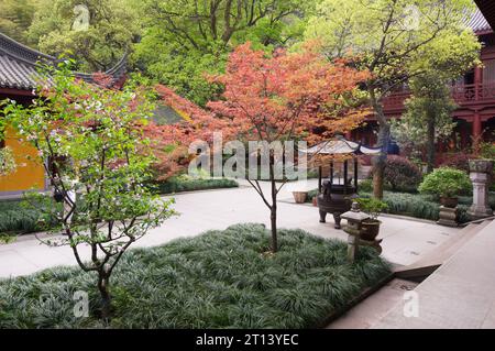 Üppige Architektur im alten buddhistischen Tempel, Lingyin von der Chan-Schule nordwestlich von Hangzhou, China. Stockfoto