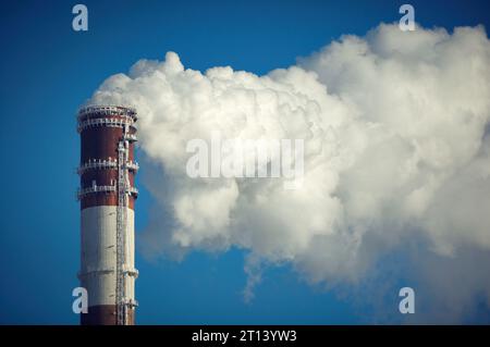 Große Rauchpfeife vor blauem, klarem Himmel Stockfoto