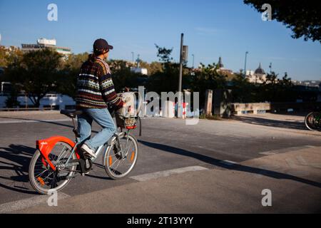 Lyon, Frankreich. Oktober 2023. Eine Frau fährt am 6. Oktober 2023 auf der Straße in Frankreich, Lyon. Foto: Thibaut Durand/ABACAPRESS.COM Credit: Abaca Press/Alamy Live News Stockfoto