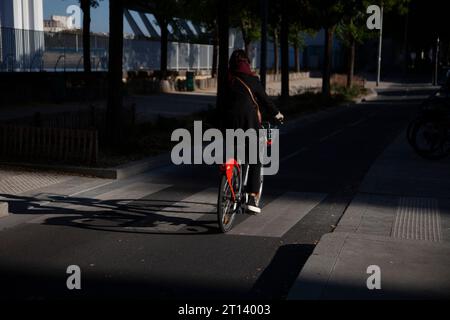 Lyon, Frankreich. Oktober 2023. Eine Frau fährt am 6. Oktober 2023 auf der Straße in Frankreich, Lyon. Foto: Thibaut Durand/ABACAPRESS.COM Credit: Abaca Press/Alamy Live News Stockfoto