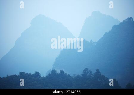 Sonnenaufgang am nebeligen Wudang-Berg in der Provinz Hubei, China Stockfoto