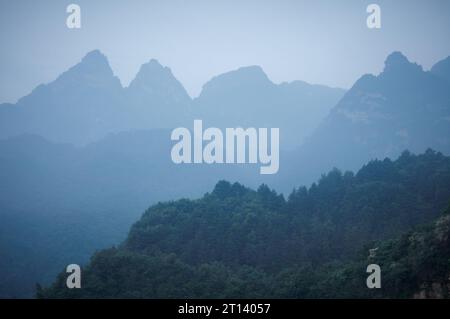 Sonnenaufgang am nebeligen Wudang-Berg in der Provinz Hubei, China Stockfoto