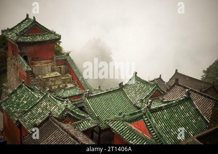 Die Dächer der Klöster von Wudang im Nebel. China Stockfoto