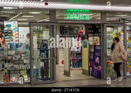 Rom, Italien - 2. Februar 2023: Apotheken im Bahnhof Termini Stockfoto