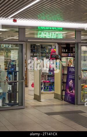 Rom, Italien - 2. Februar 2023: Apotheken im Bahnhof Termini Stockfoto